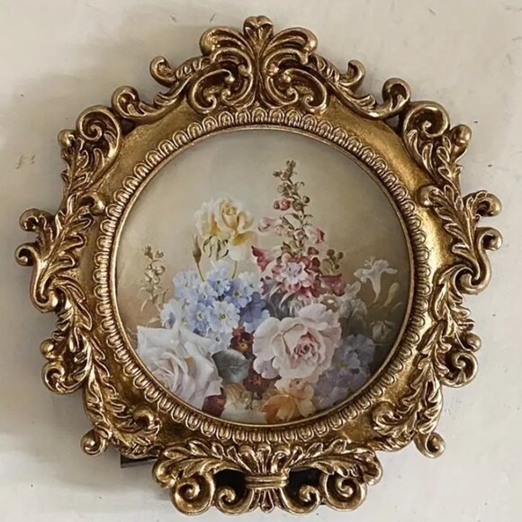 Vintage-Inspired Metal Embossed Elegant Round Photo Frame - Picture 4 of 4